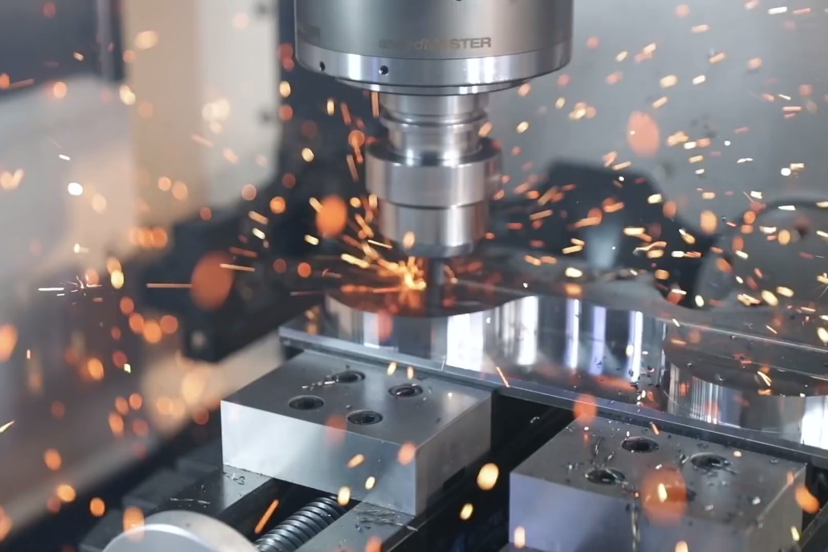 硬懟!火花四濺,瘋狂的機(jī)械加工,這種刀具是什么級(jí)別的_鳳凰網(wǎng)視頻_鳳